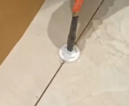 蒸湘瓷砖空鼓维修公司专业解答瓷砖在铺贴过程中，如果没有涂抹均匀到位的粘结材料（如水泥砂浆或瓷砖胶），可能会导致以下问题