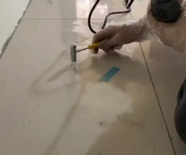 蒸湘瓷砖开裂维修公司专业分享瓷砖在铺贴前如果没有沥干水分，将会导致以下问题